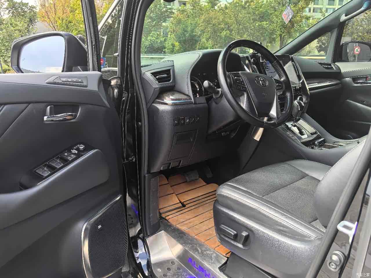 Toyota Alphard, 2022 4