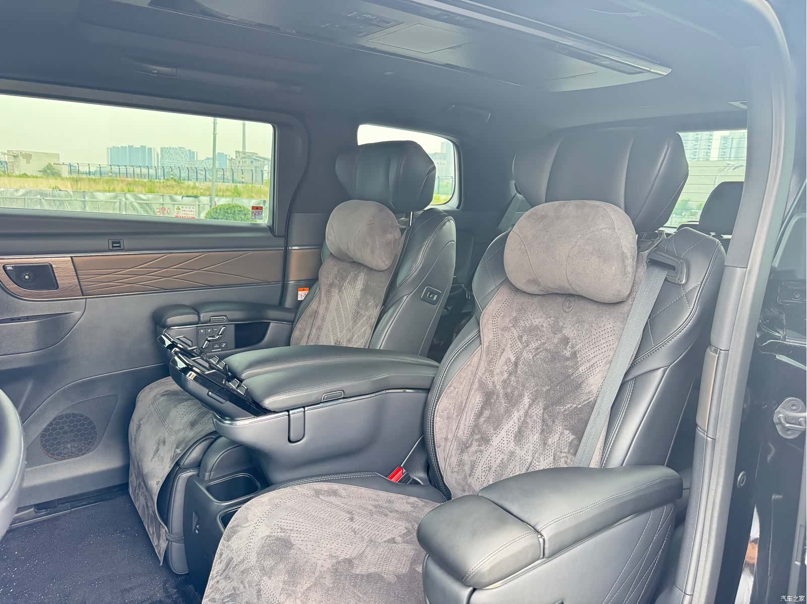 Toyota Alphard, 2024 16