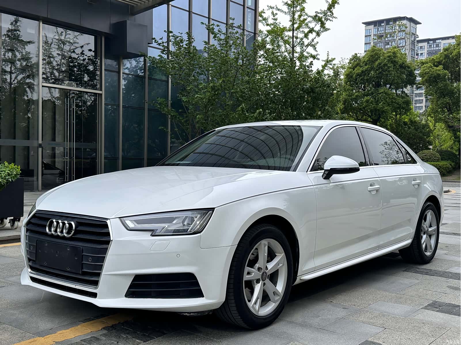 Audi A4L, 2017 1
