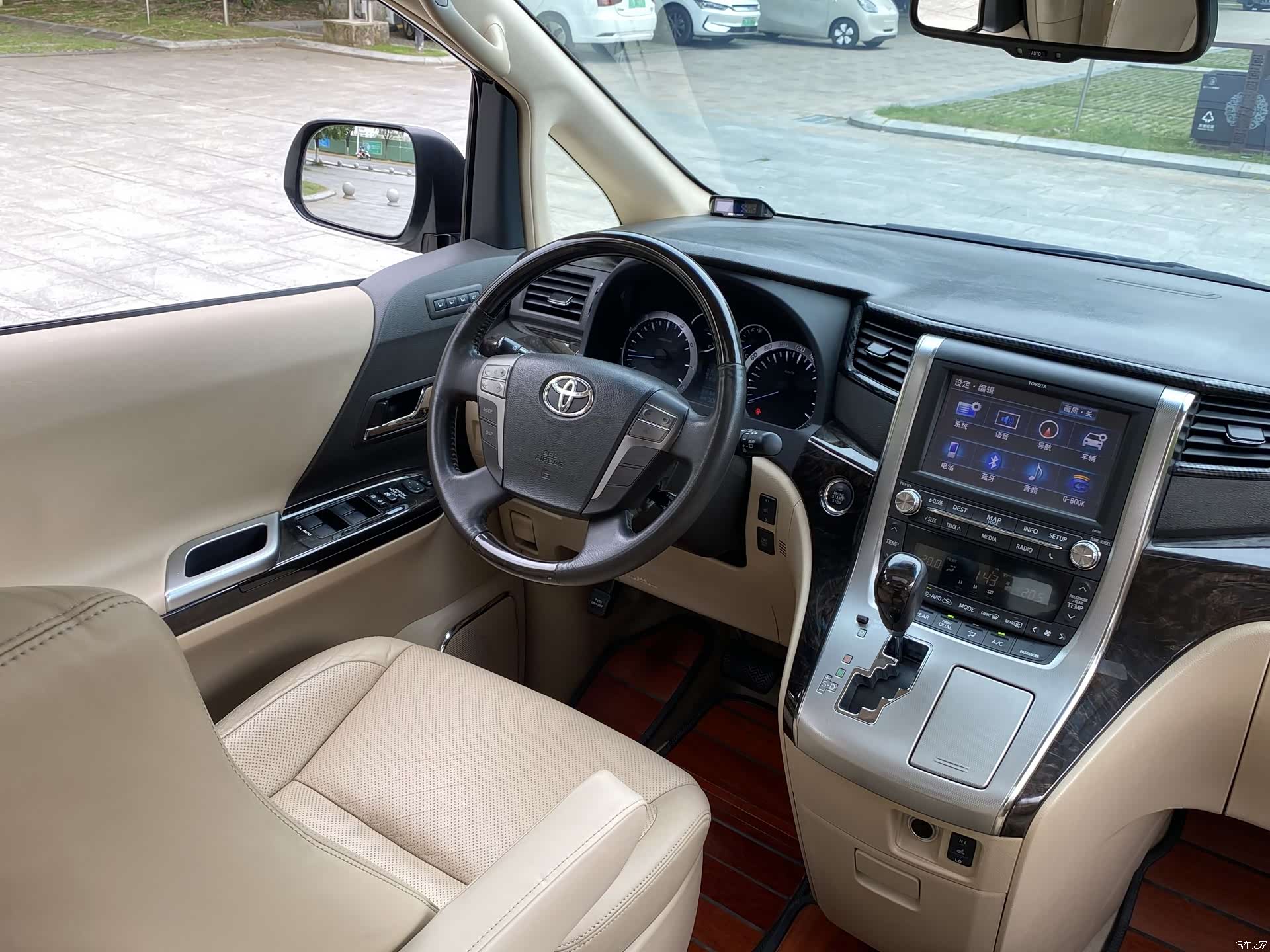 Toyota Alphard, 2012 11