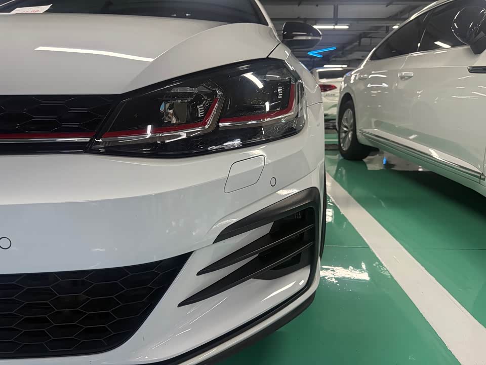 Volkswagen Golf GTI