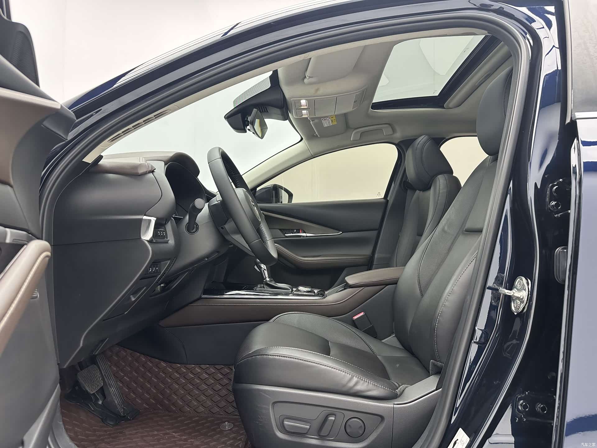 Mazda CX-30, 2022 все фото