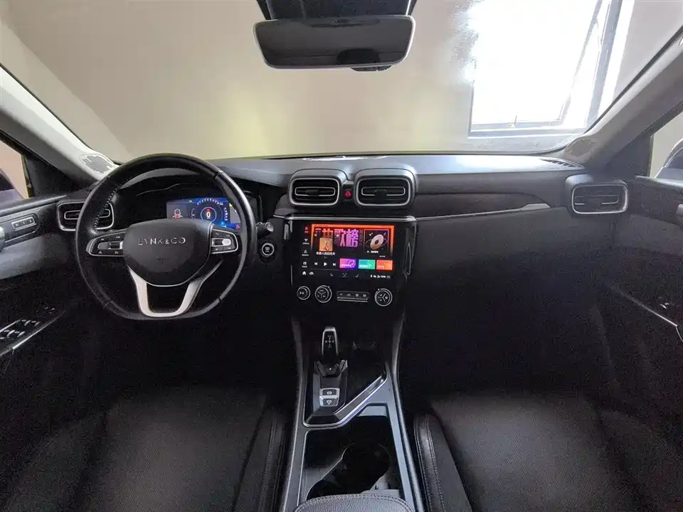 Lynk & Co 02