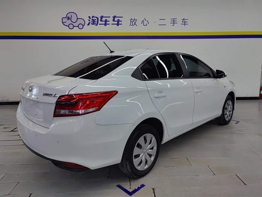Toyota YARiS L to enjoy