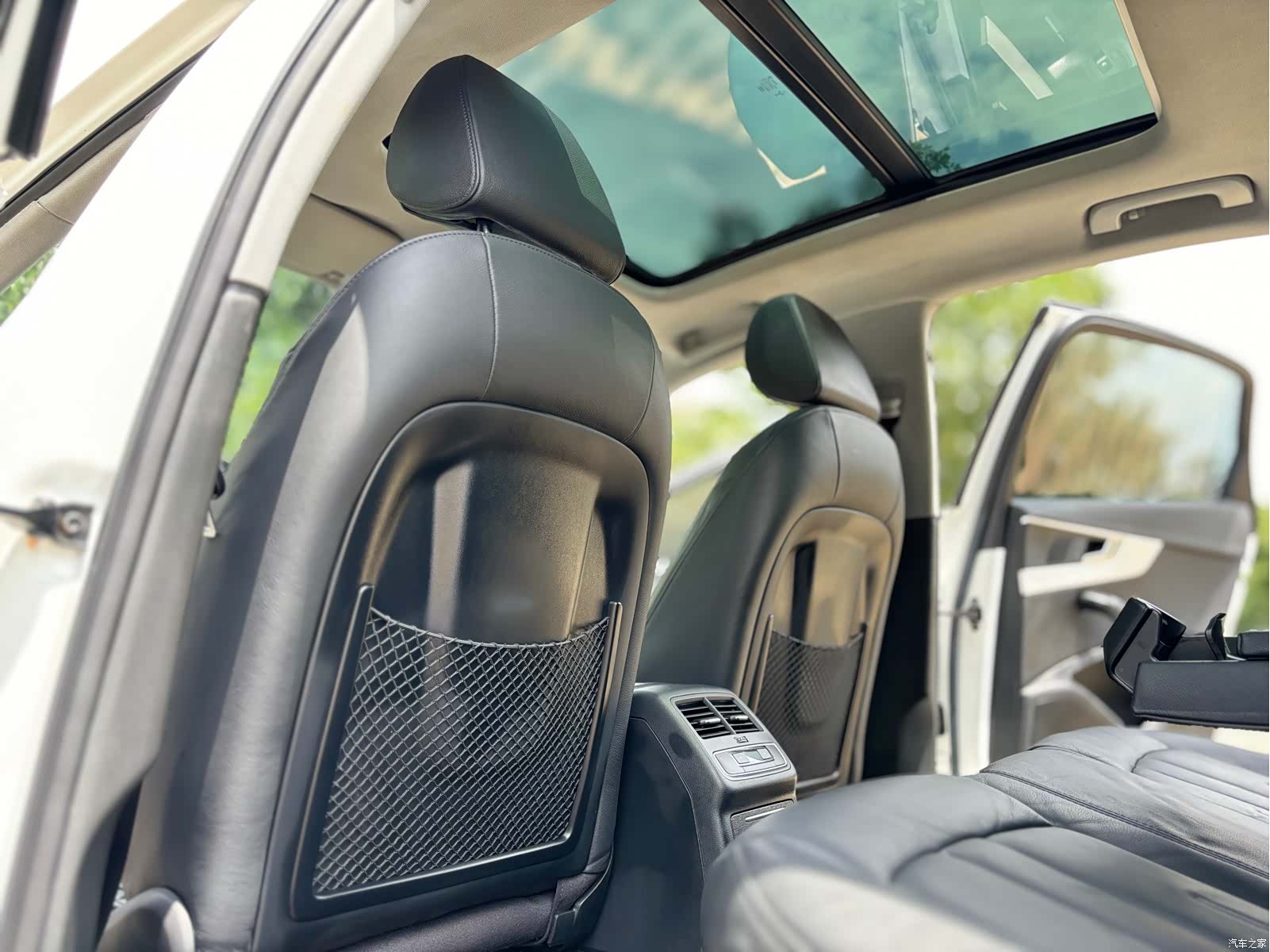 Audi A4L, 2019 все фото