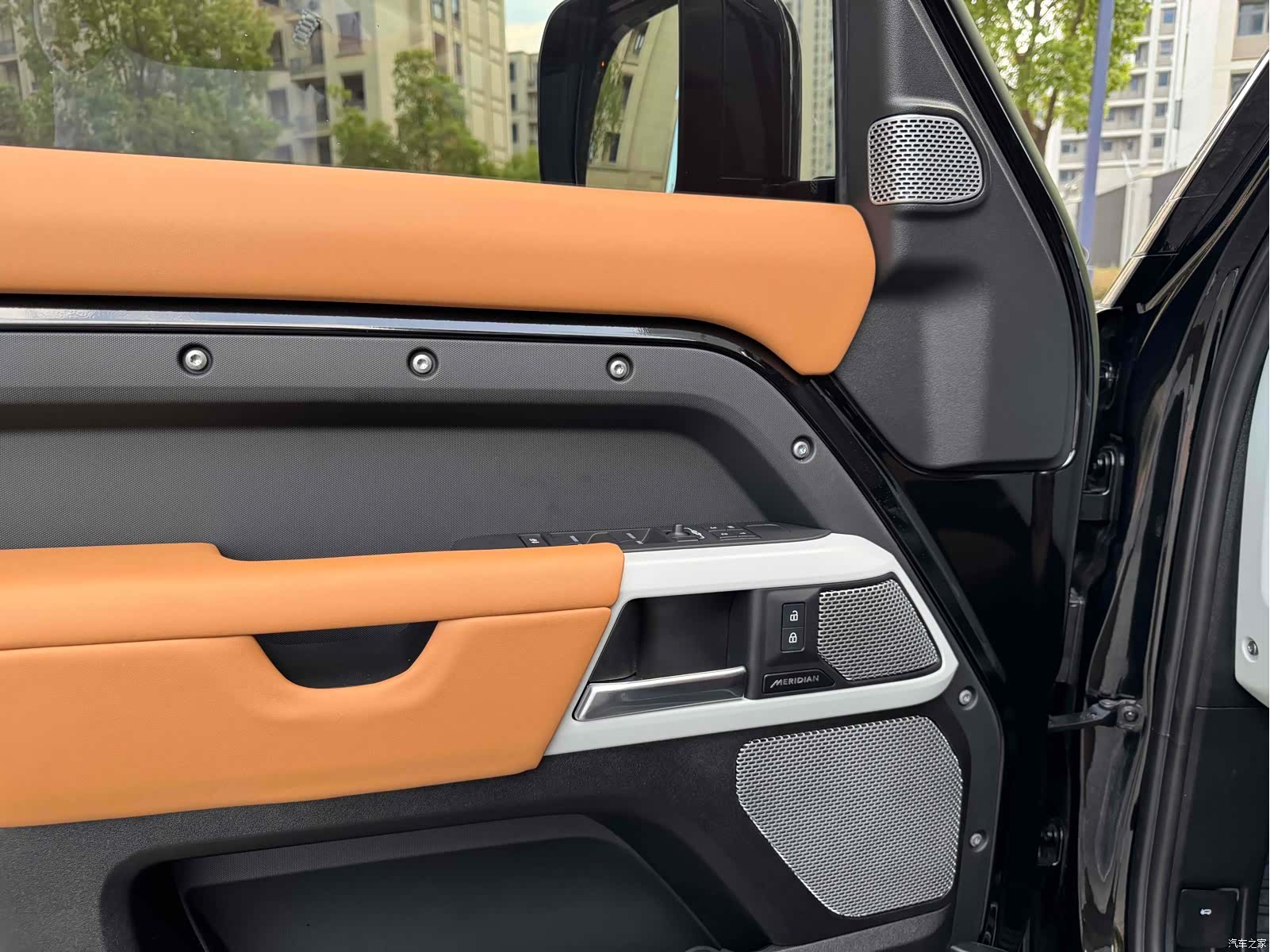 Land Rover Defender, 2024 8