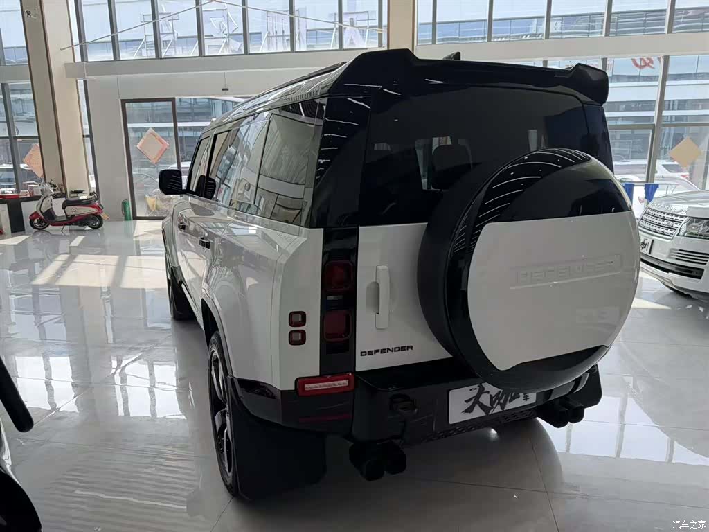 Land Rover Defender, 2023 3