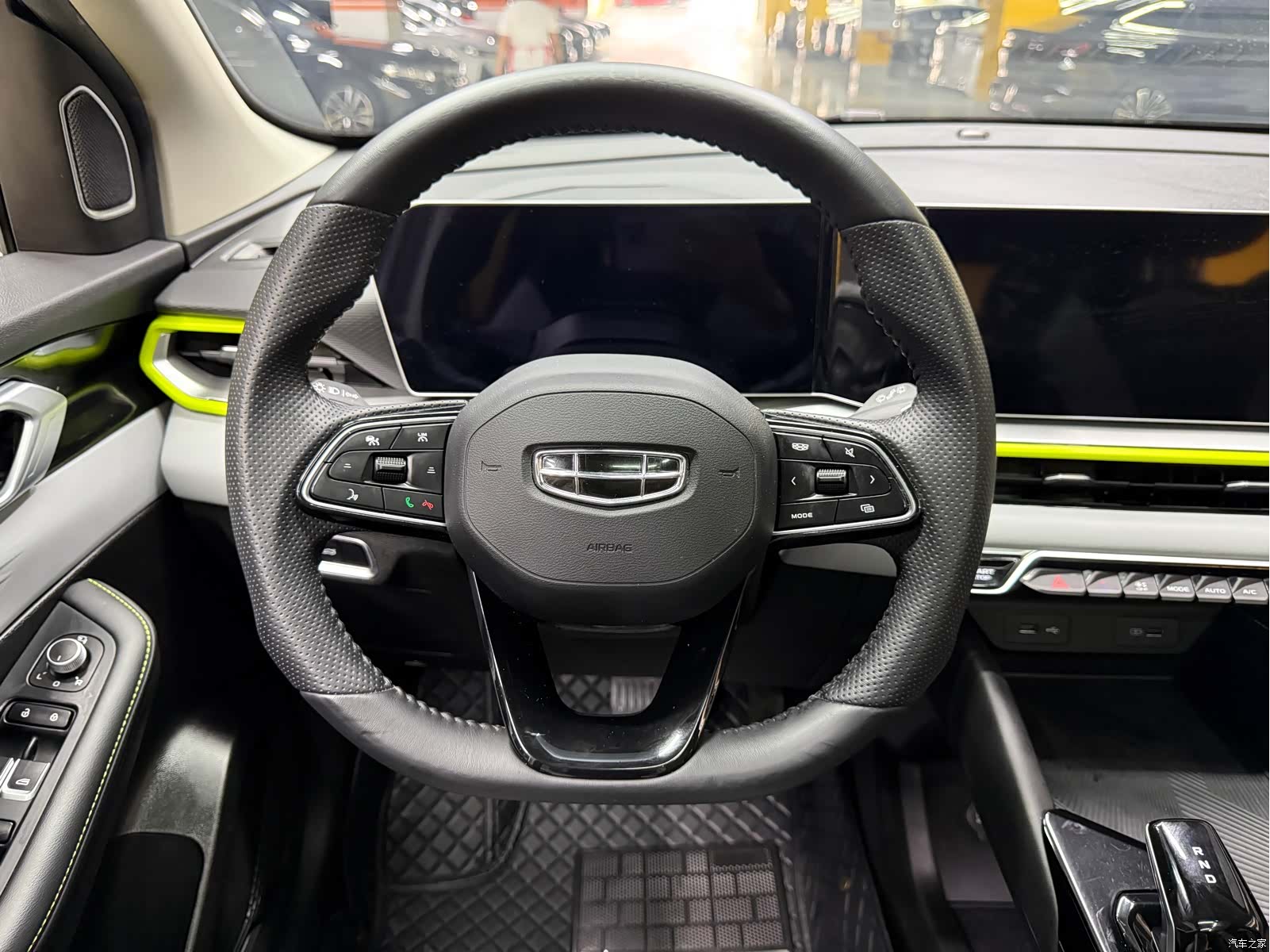 Geely Coolray, 2022 13