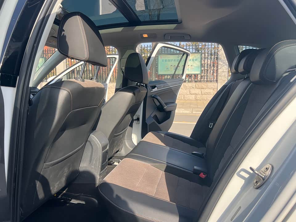 Volkswagen C-TREK Wei Collar