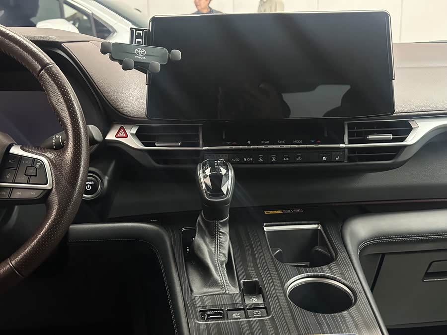 Toyota Granvia 2024, фото 11