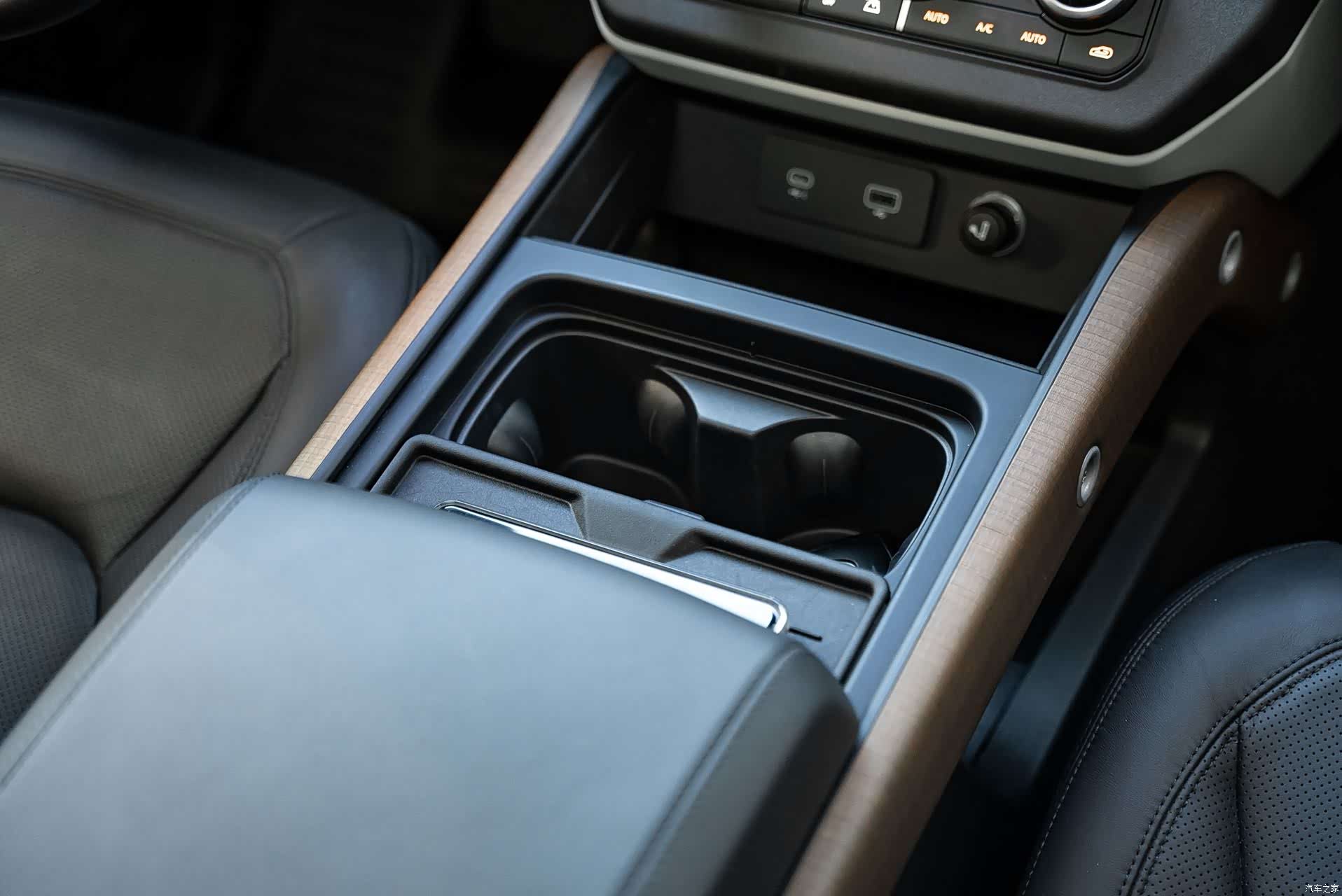 Land Rover Defender, 2022 12