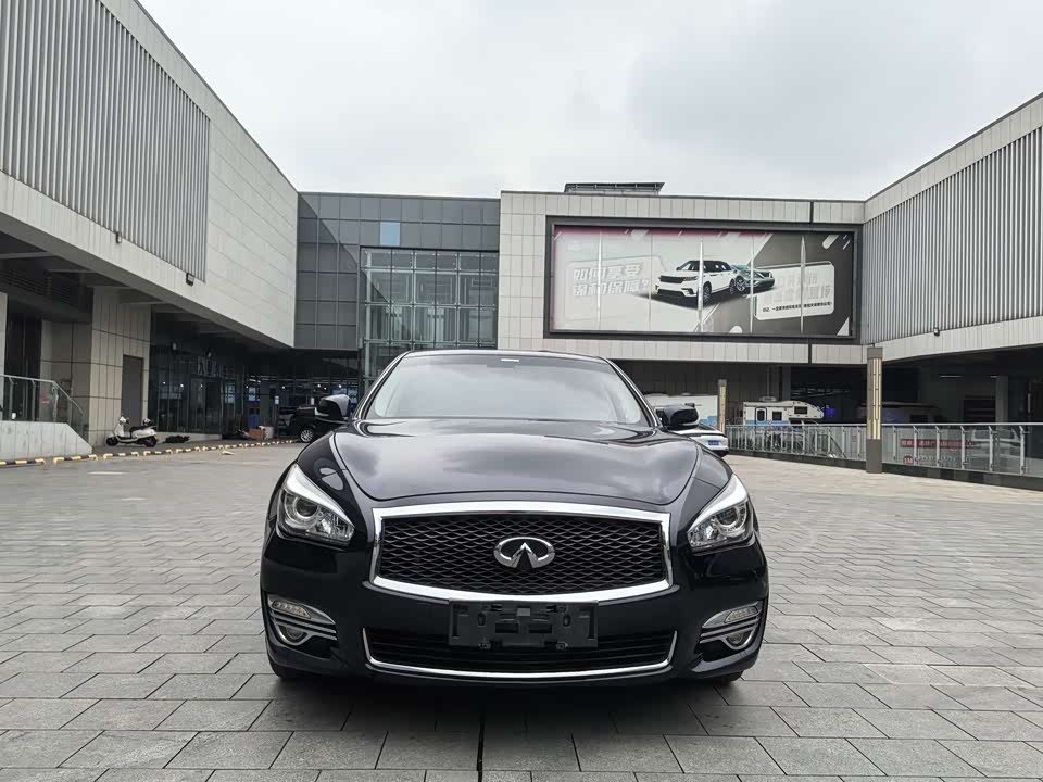 Infiniti Q70