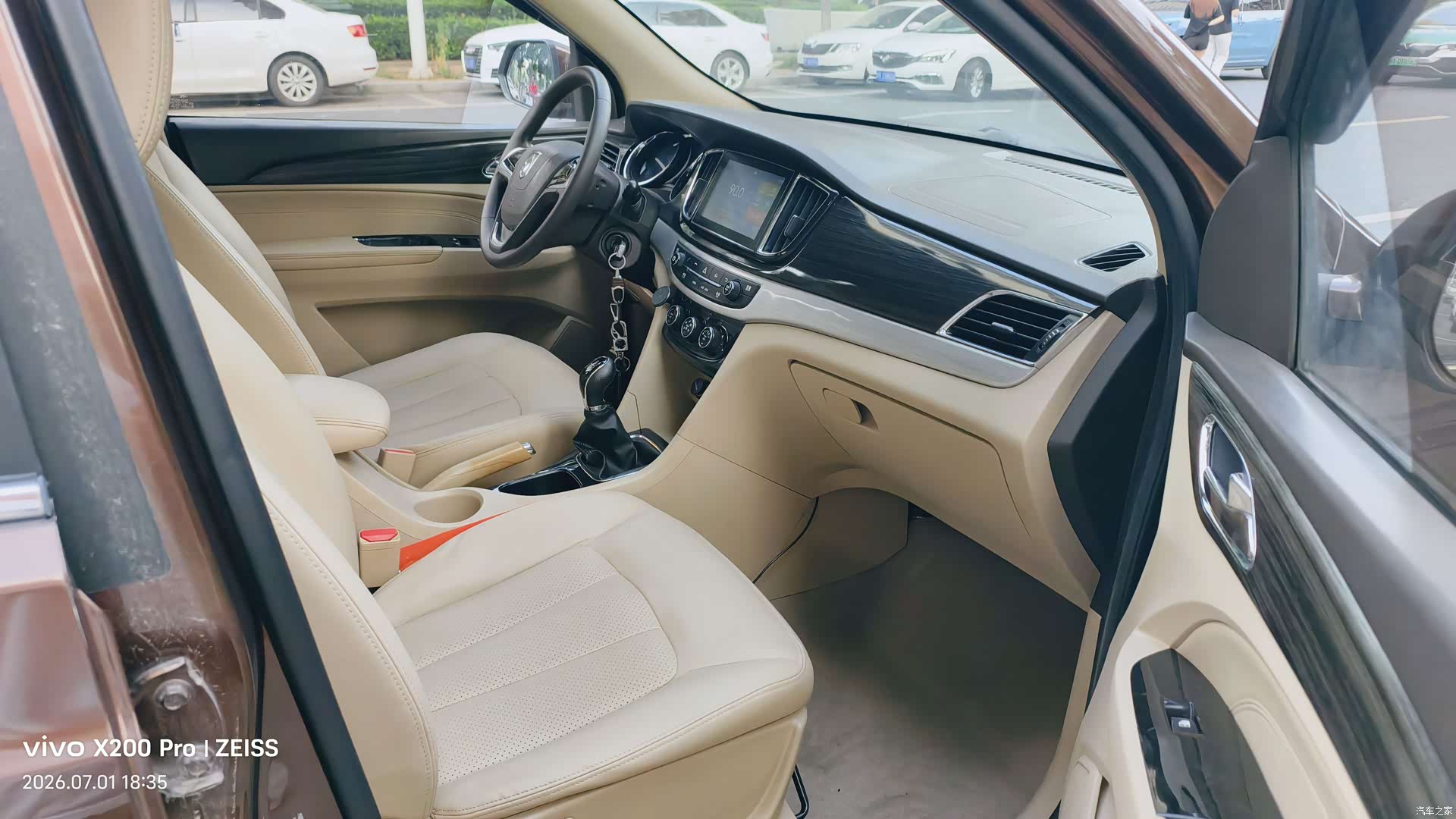 Wuling 730, 2016 10