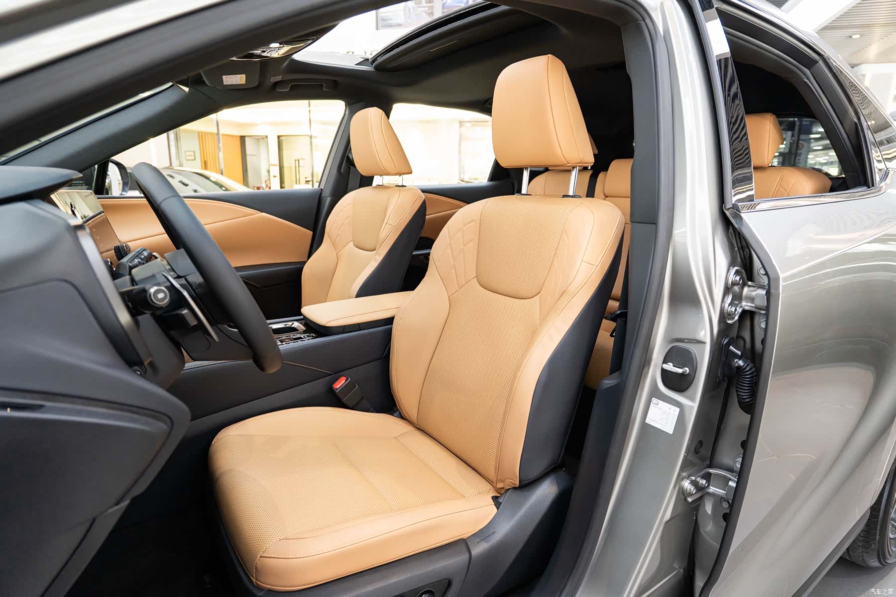Lexus RX, 2025 11