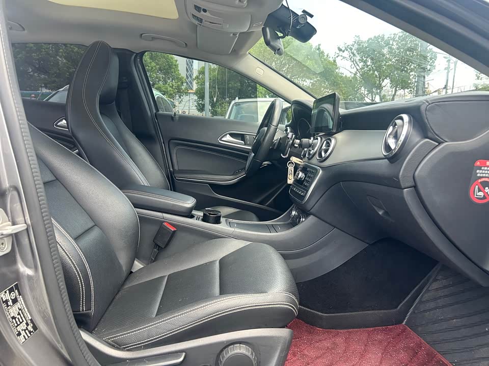 Mercedes-Benz GLA Mercedes-Benz GLA