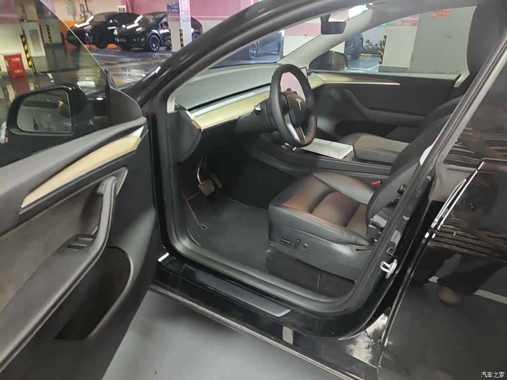 Tesla Model Y, 2023 16