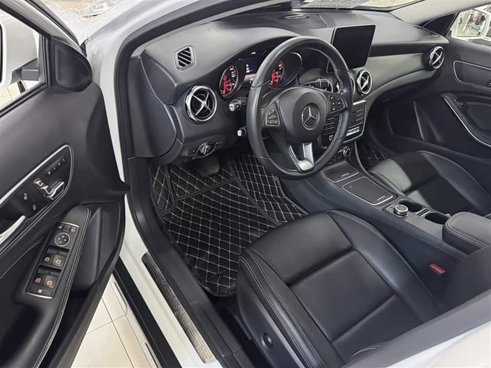 Mercedes-Benz GLA Mercedes-Benz GLA