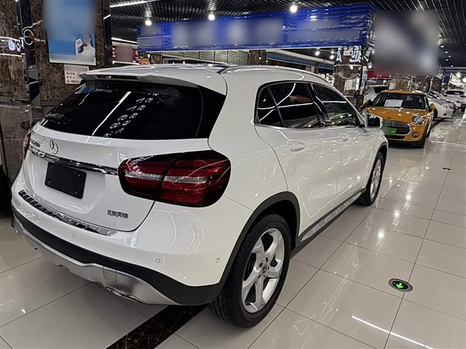 Mercedes-Benz GLA Mercedes-Benz GLA