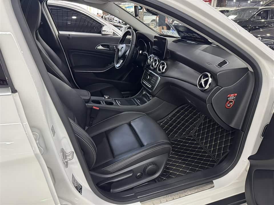 Mercedes-Benz GLA Mercedes-Benz GLA