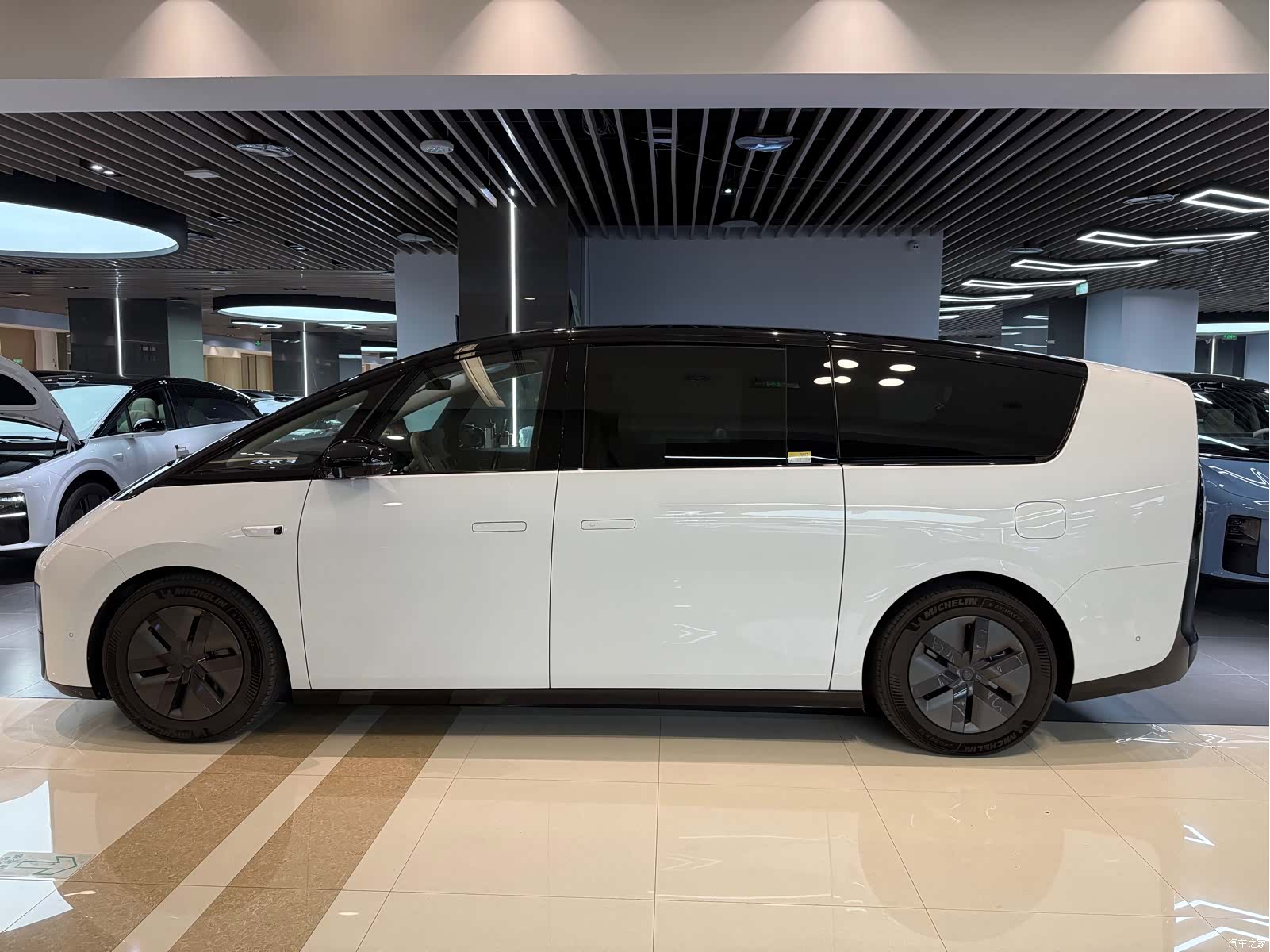 Li Auto MEGA, 2025 8