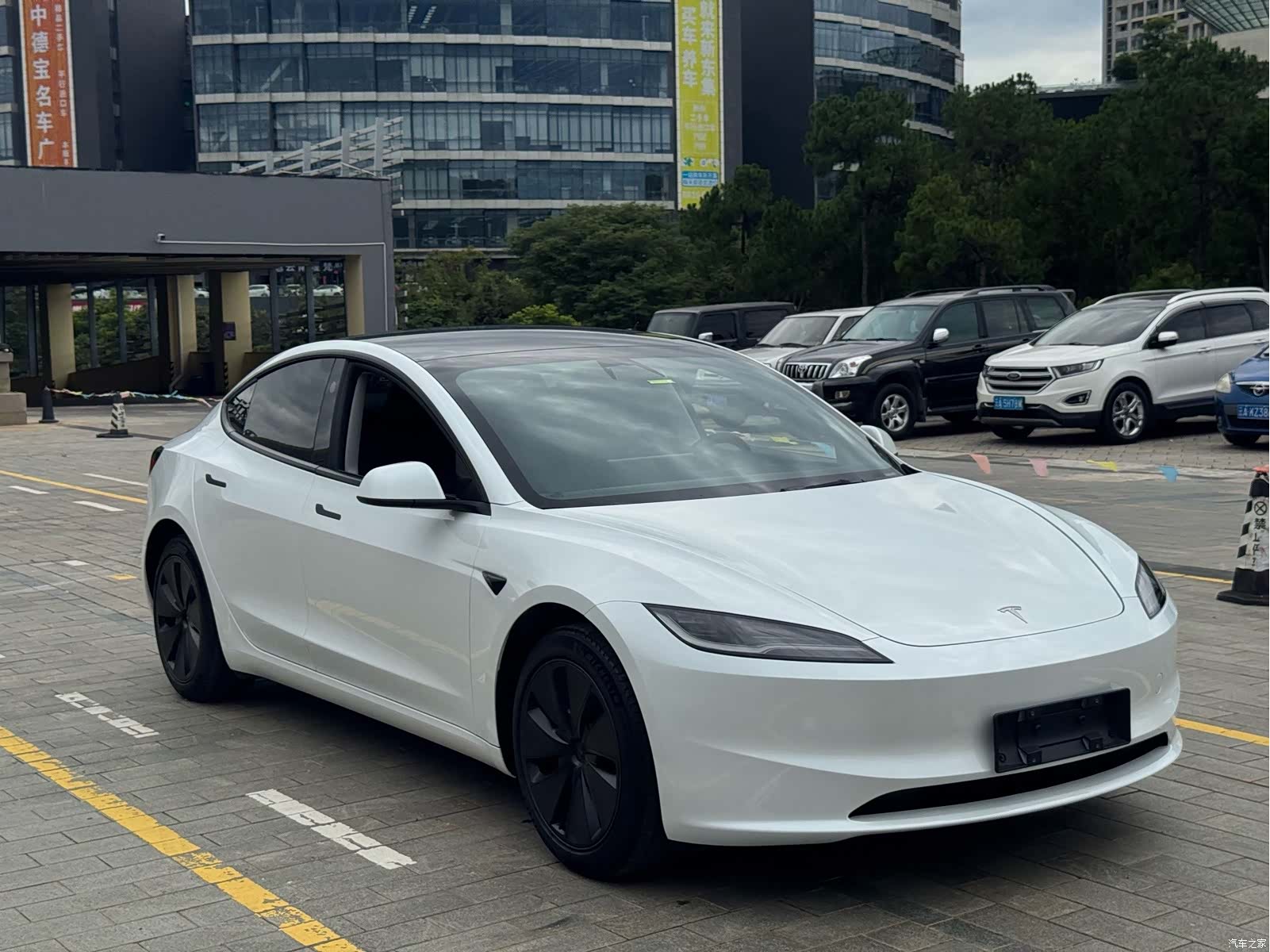 Tesla Model 3, 2025 все фото