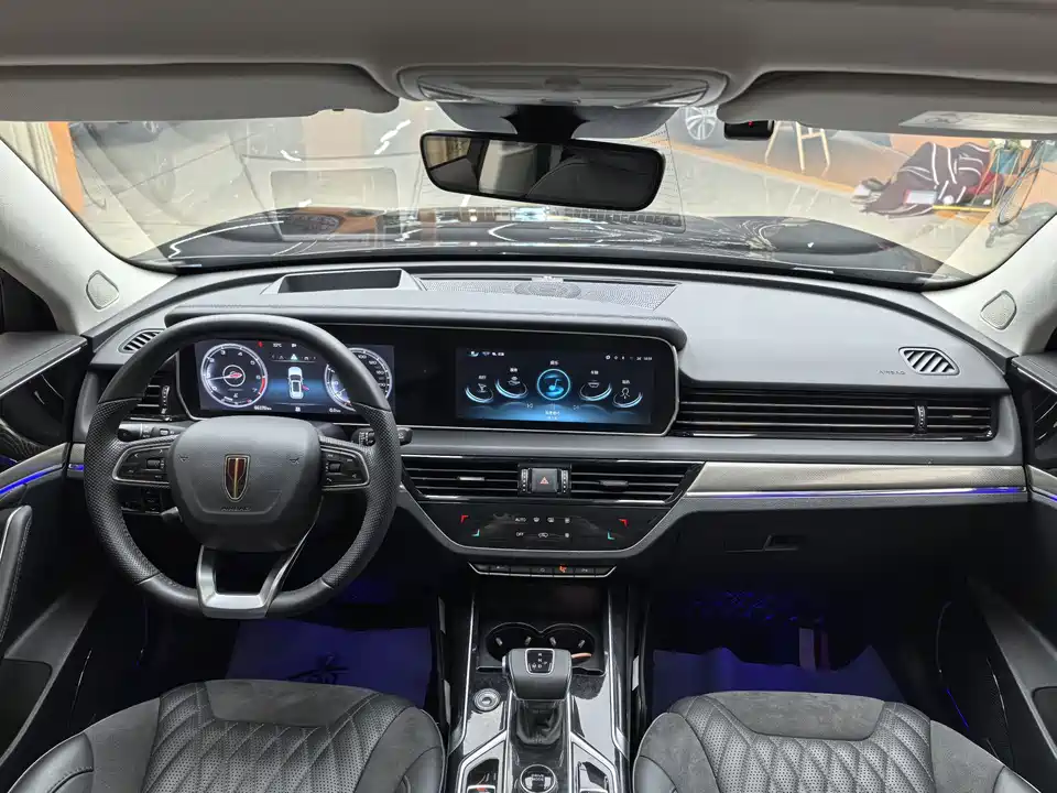 Hongqi HS5