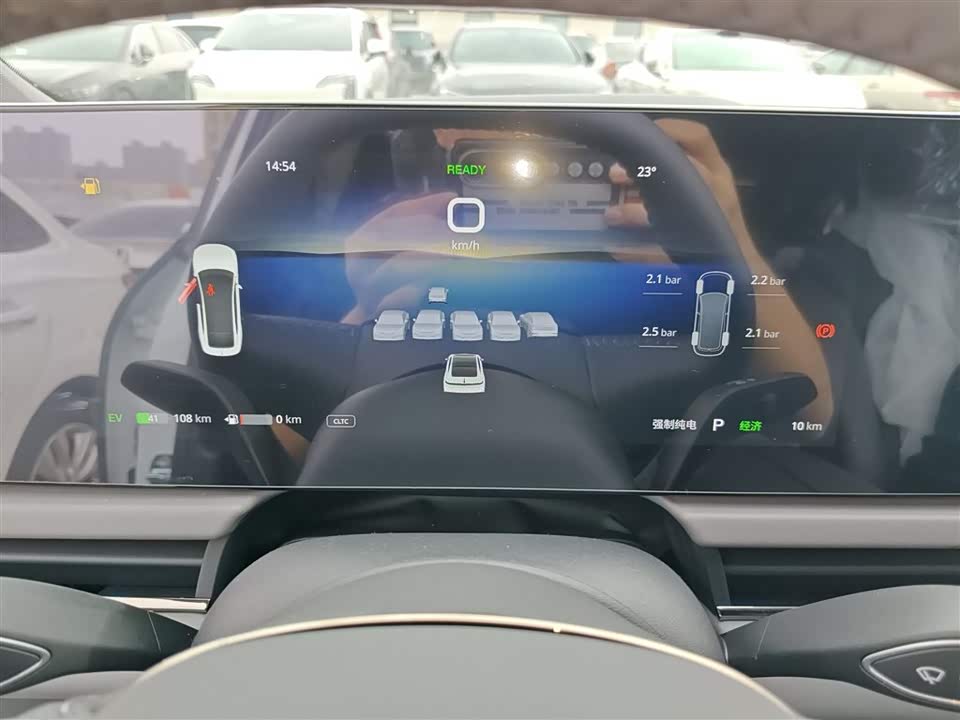 VOYAH Lantu chasing light