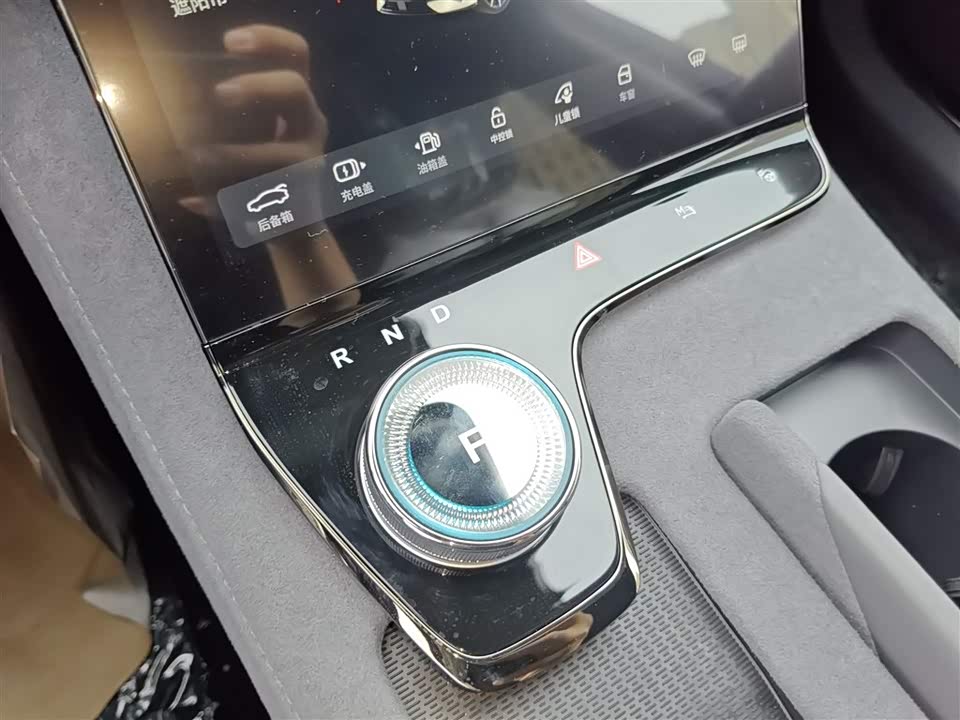 VOYAH Lantu chasing light