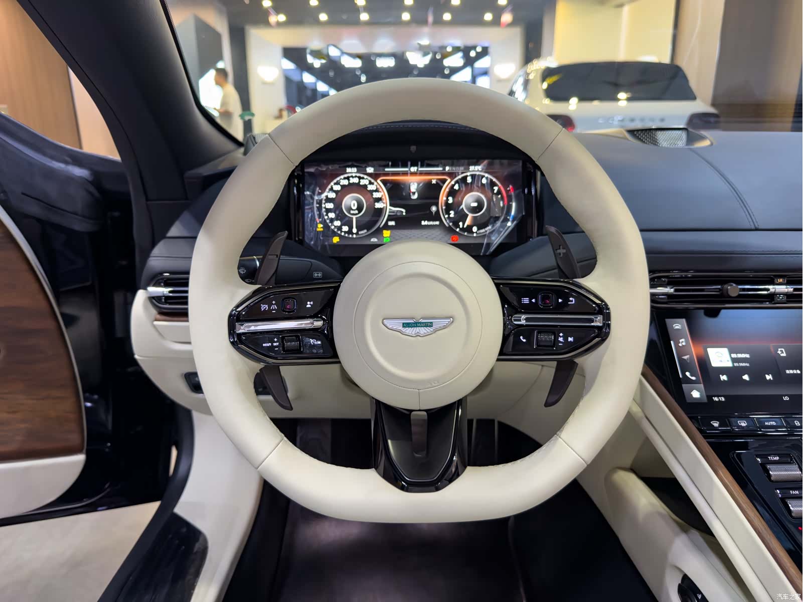 Aston Martin DB12, 2025 8