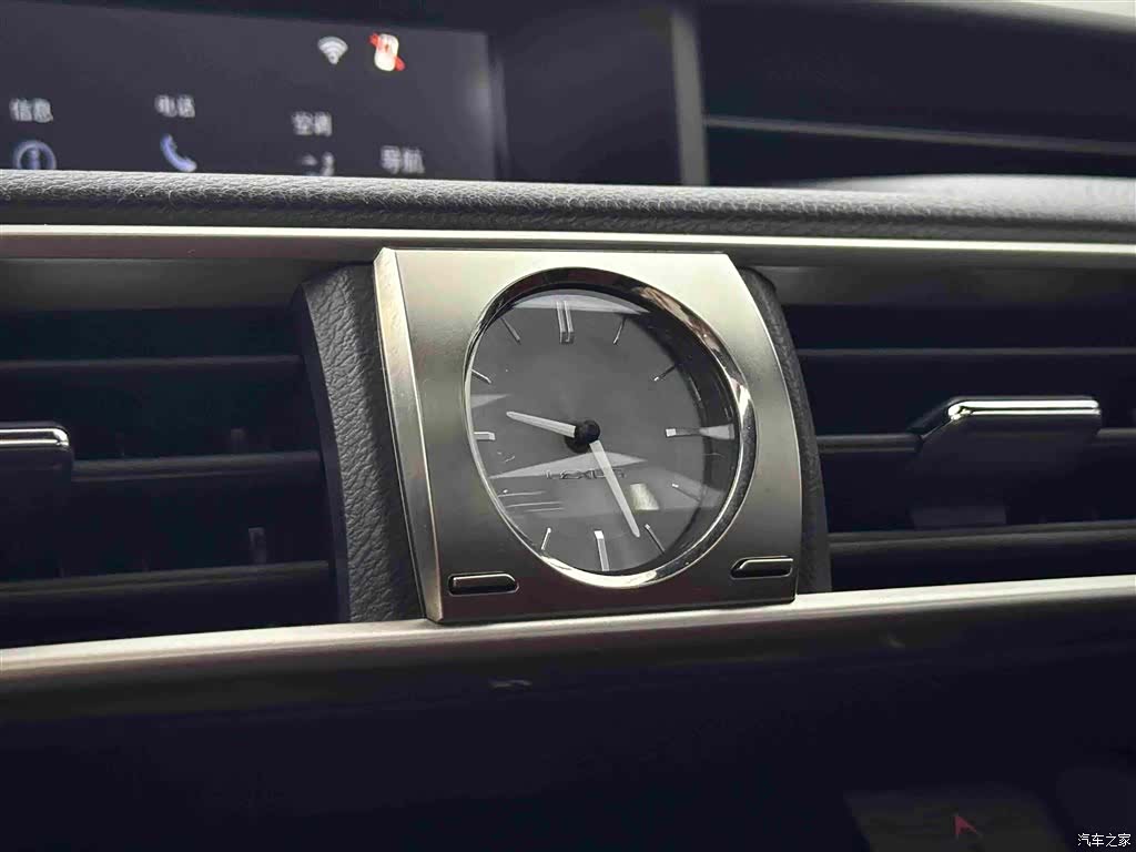 Lexus IS, 2019 11