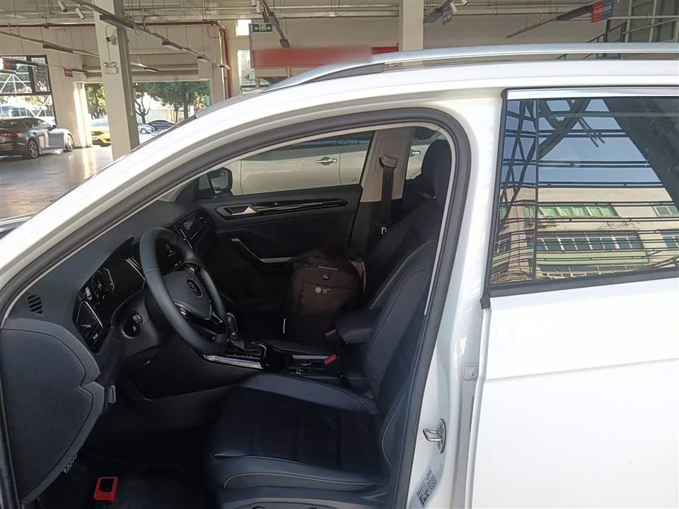 Volkswagen T-ROC exploring Songs