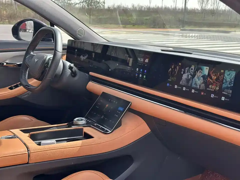 VOYAH Lantu chasing light