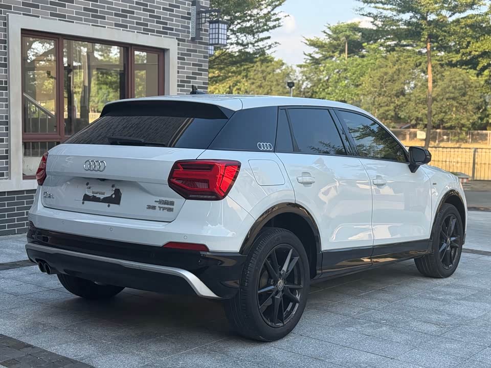 Audi Q2L