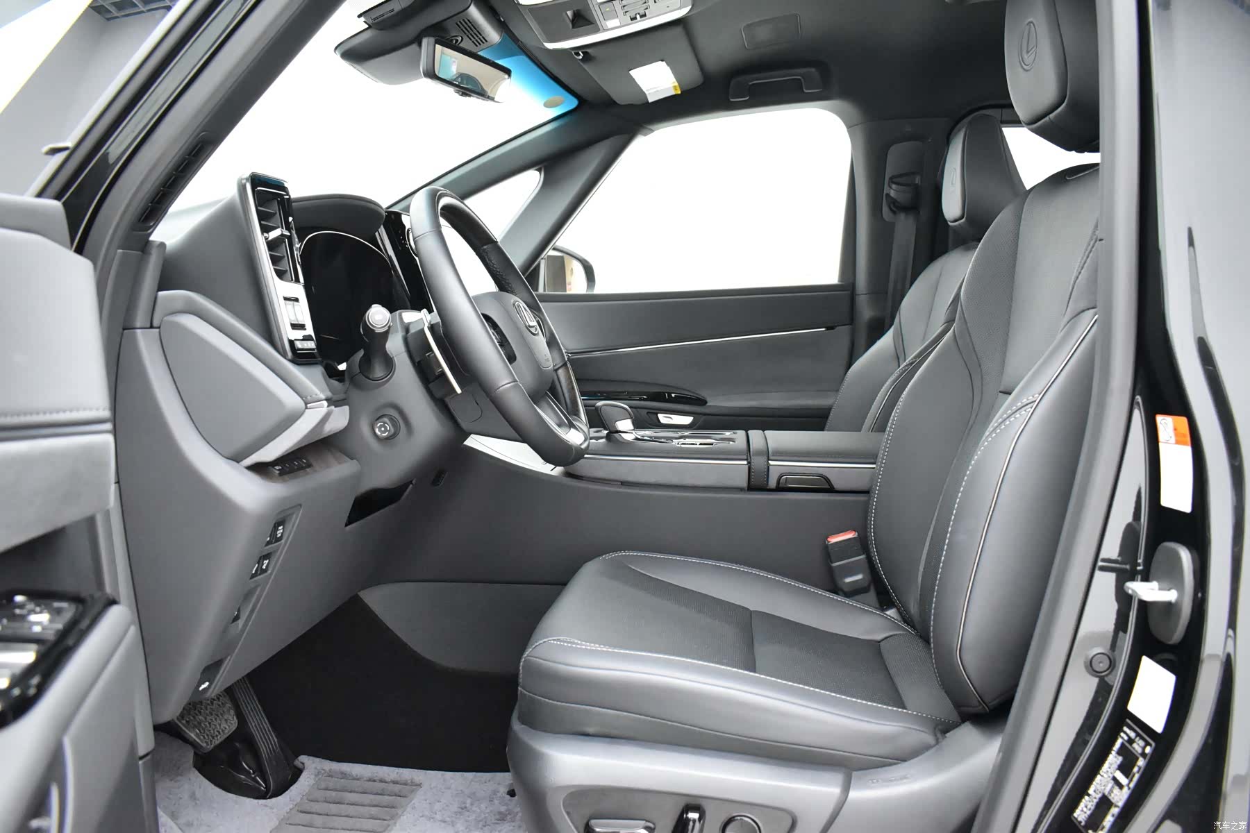 Lexus LM, 2026 6