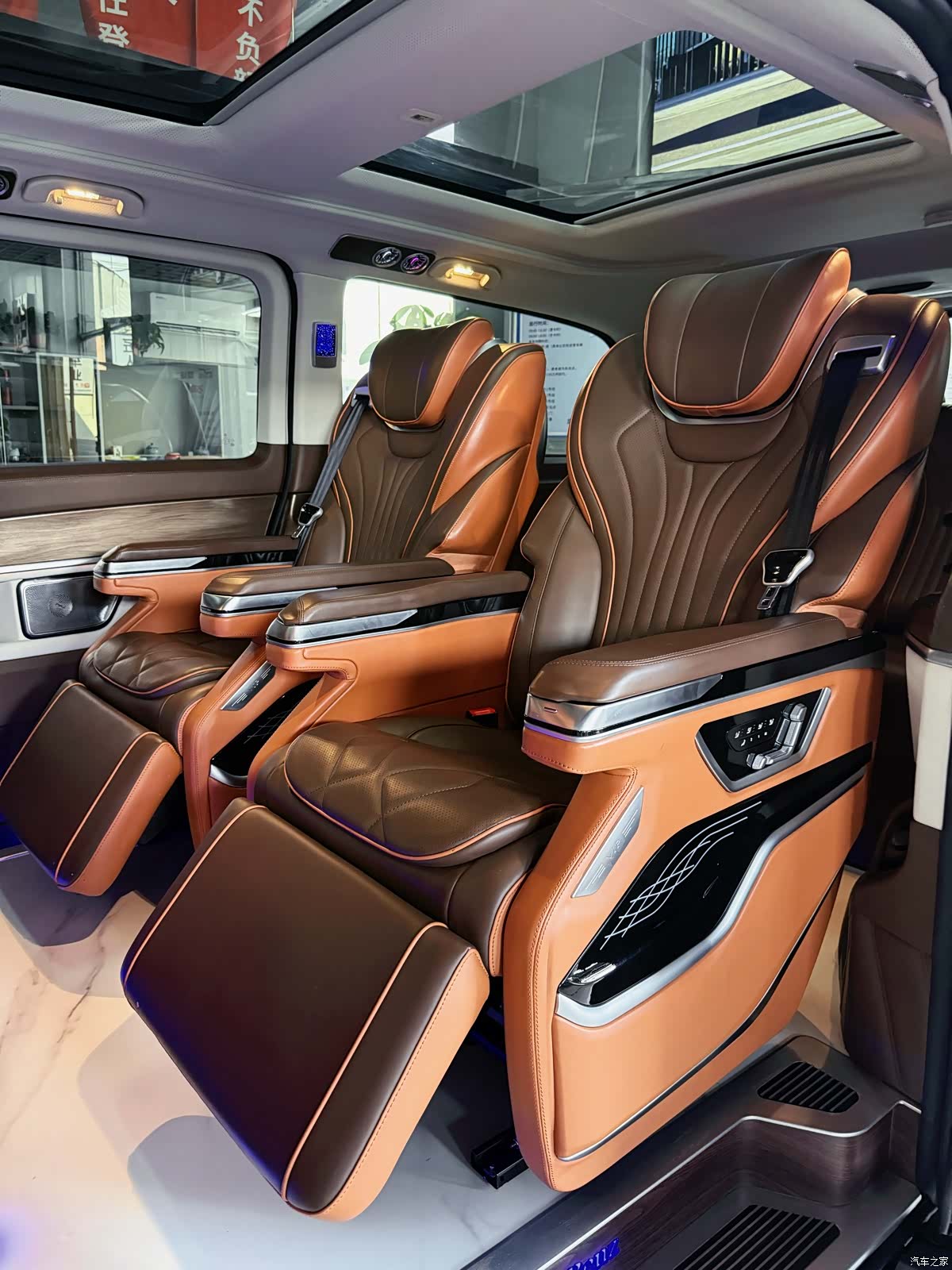 Mercedes-Benz V-Class, 2023 6