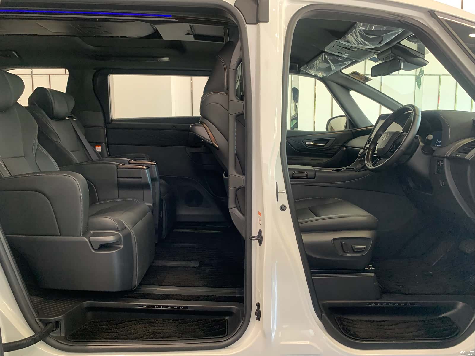 Toyota Alphard, 2025 10