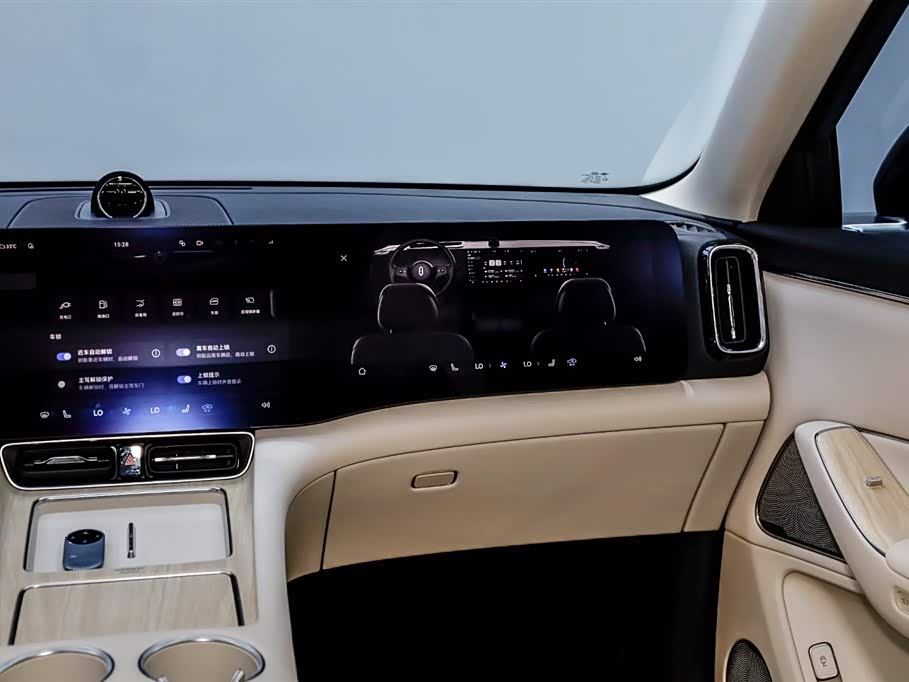 AITO Ask the world M8