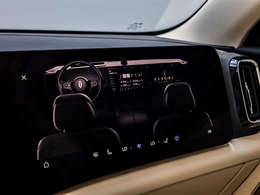 AITO Ask the world M8