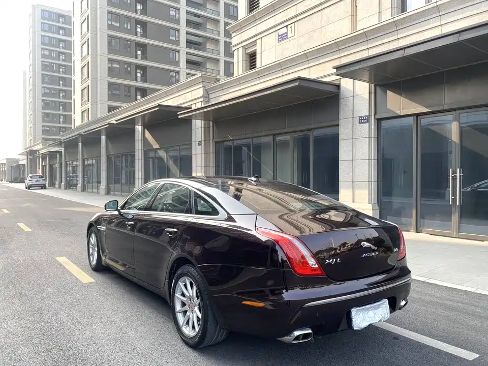 Jaguar XJ
