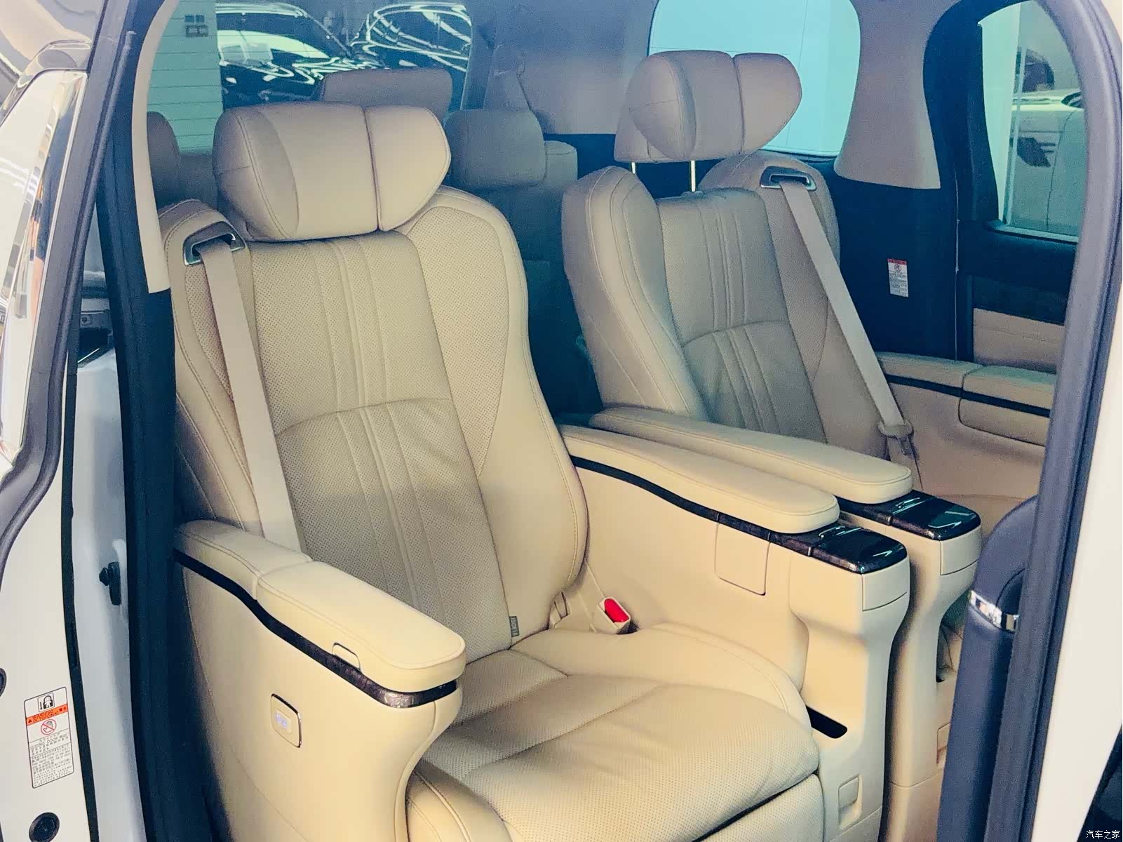 Toyota Alphard, 2022 14