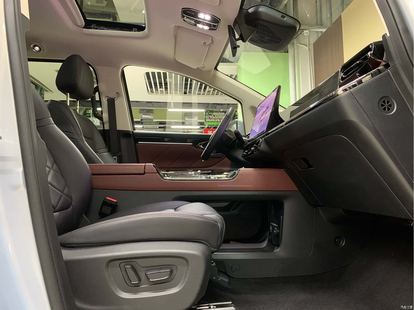 Trumpchi E8, 2025 11