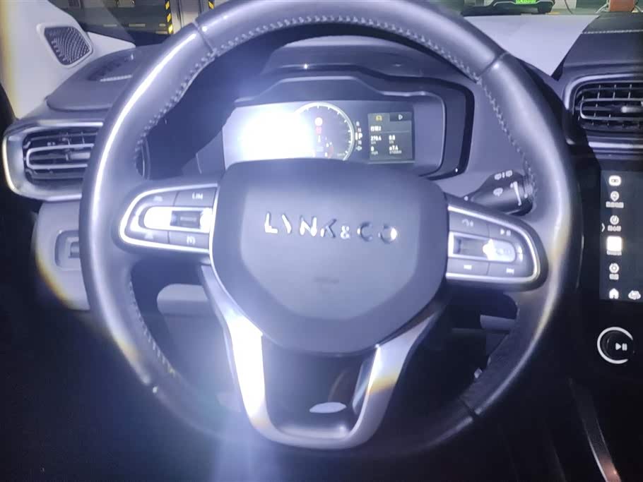 Lynk & Co 01