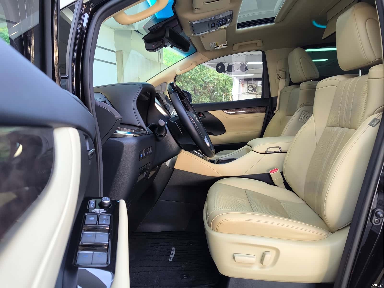 Toyota Vellfire, 2022 11