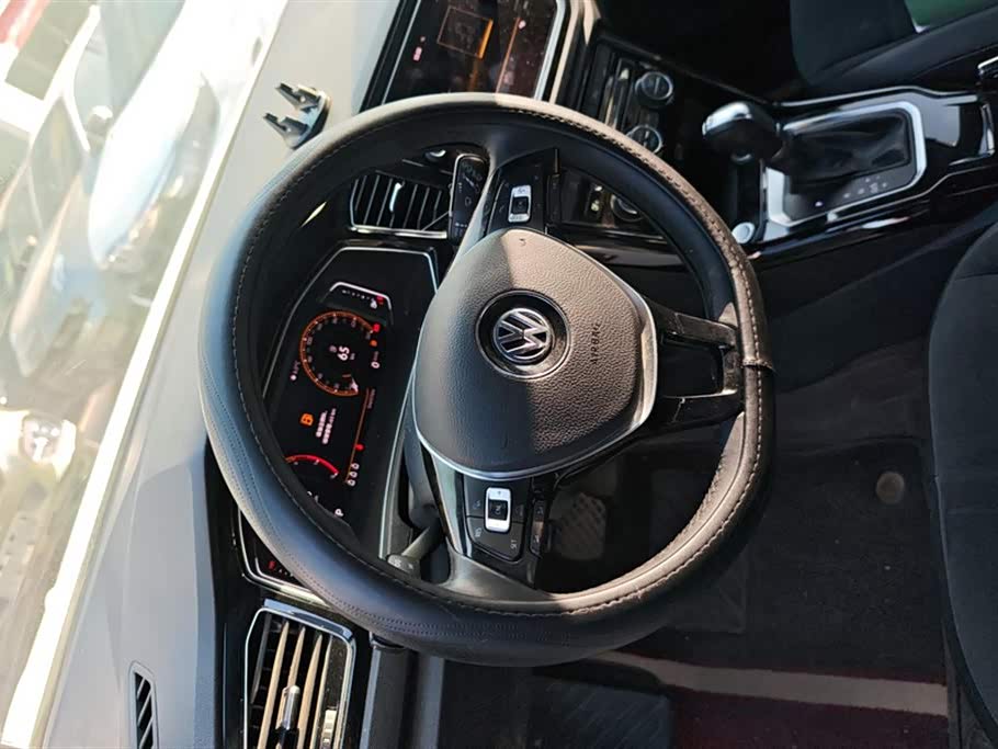 Volkswagen T-ROC exploring Songs