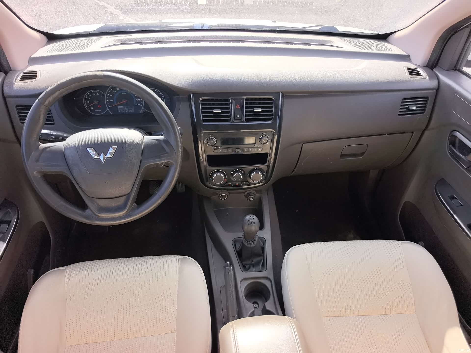 Wuling V, 2016 13