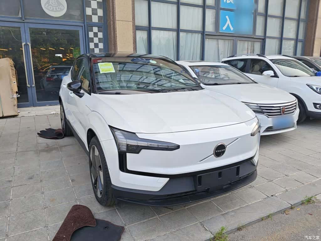 Volvo EX30, 2025 4