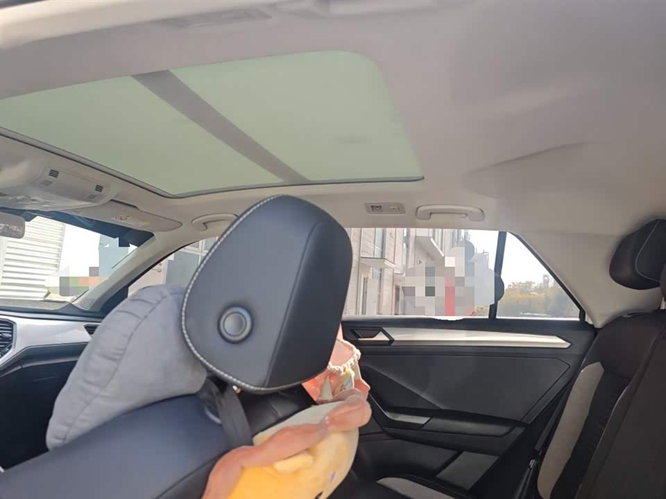 Volkswagen T-ROC exploring Songs