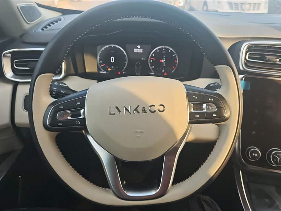 Lynk & Co 01