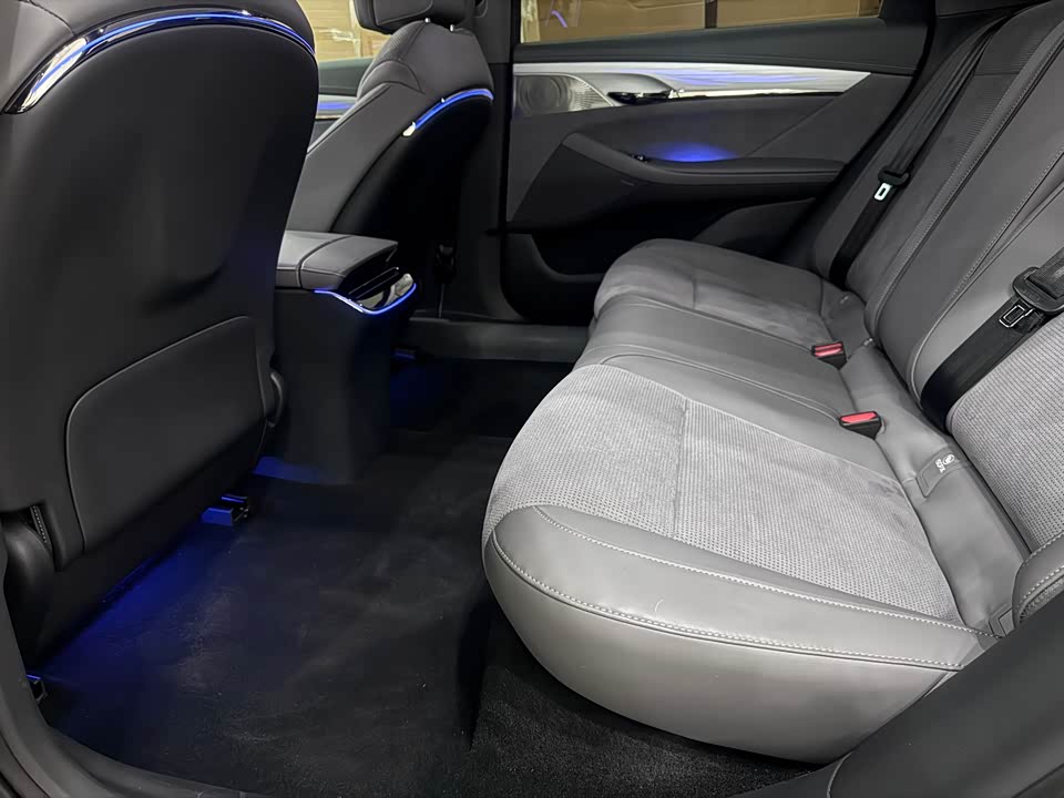 VOYAH Lantu chasing light