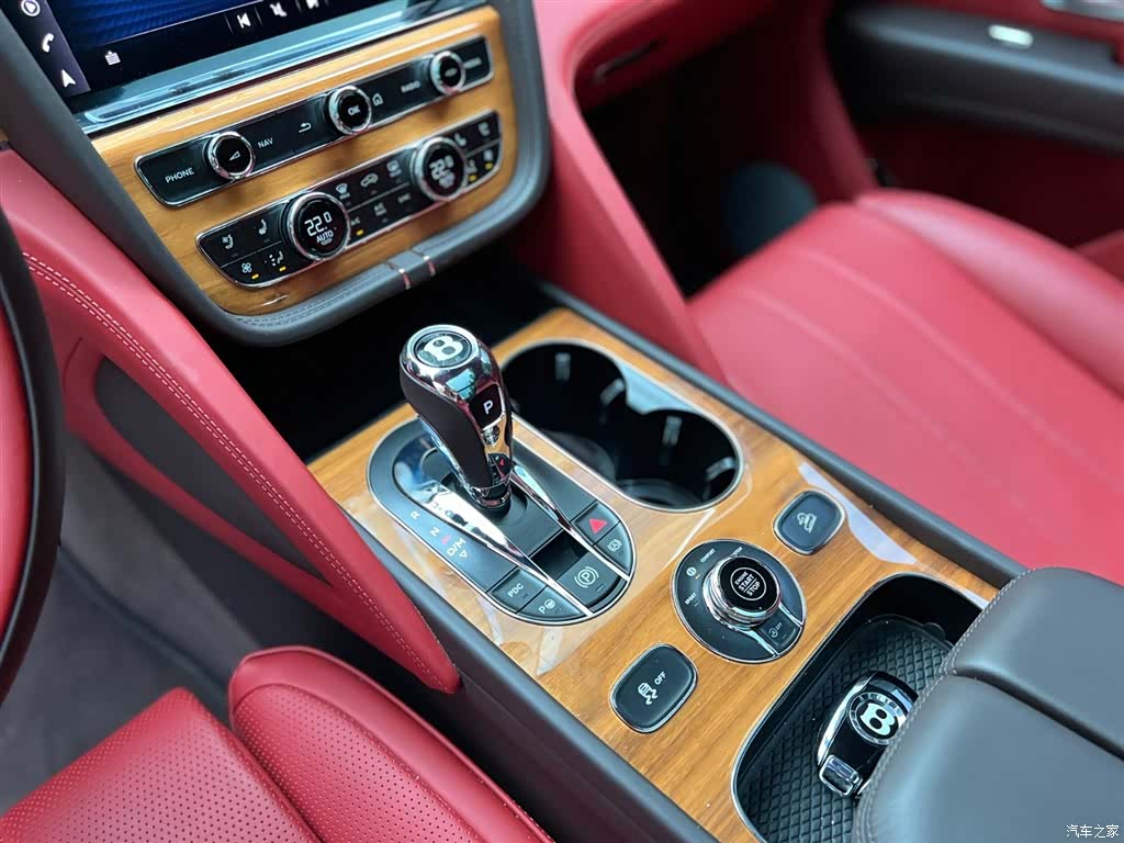 Bentley Bentayga, 2020 13